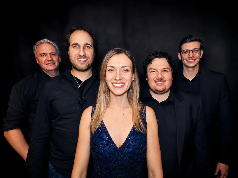 Die fünf Musikerinnen und Musiker der Hochzeitsband Iris' Coffeeshop im Bandportrait