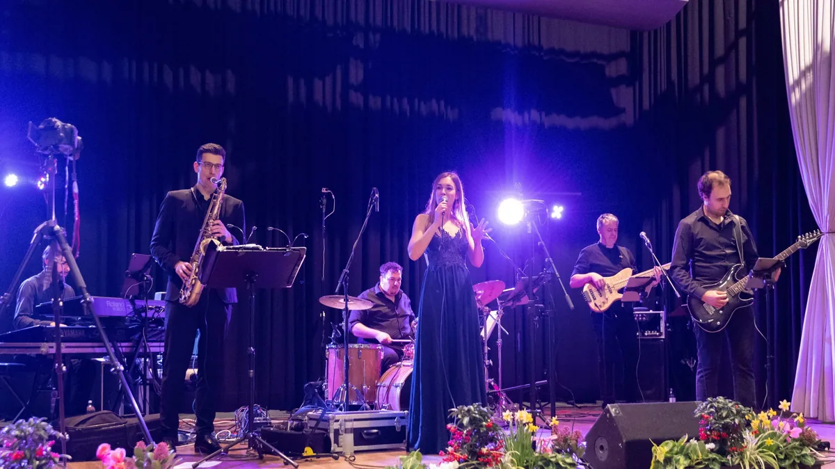 Die Hochzeitsband Iris' Coffeeshop in voller Besetzung auf der Bühne mit Saxophon, Gesang, Gitarre, Bass und Schlagzeug