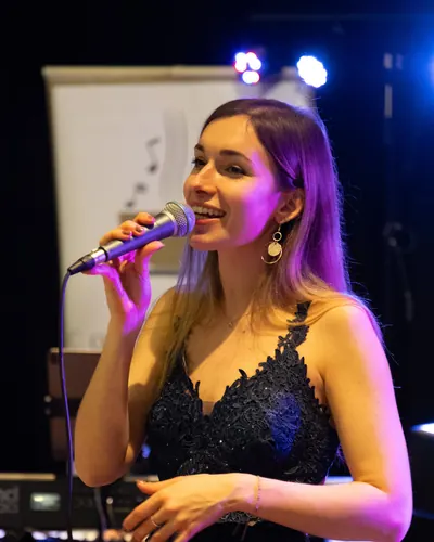 Iris, Sängerin der Hochzeitsband Iris' Coffeeshop, singt live auf der Bühne