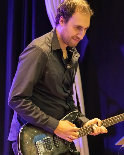 Manfred, Gitarrist der Hochzeitsband Iris' Coffeeshop, bei einem Live-Auftritt