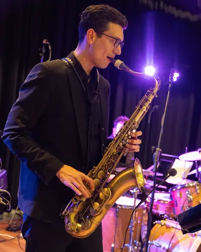 Stefan, Saxophonist und Pianist der Hochzeitsband Iris' Coffeeshop, am Saxophon